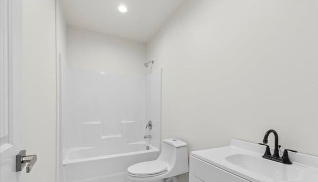 Building Photo - West Valley Stunning Duplex