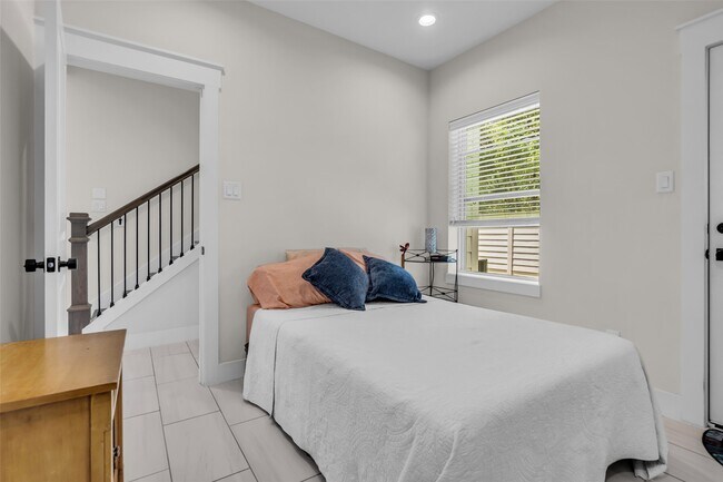 Building Photo - 5303 Donovan Gdns Ln