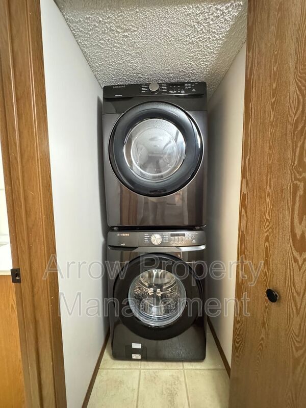 Building Photo - 3405 Holdrege St