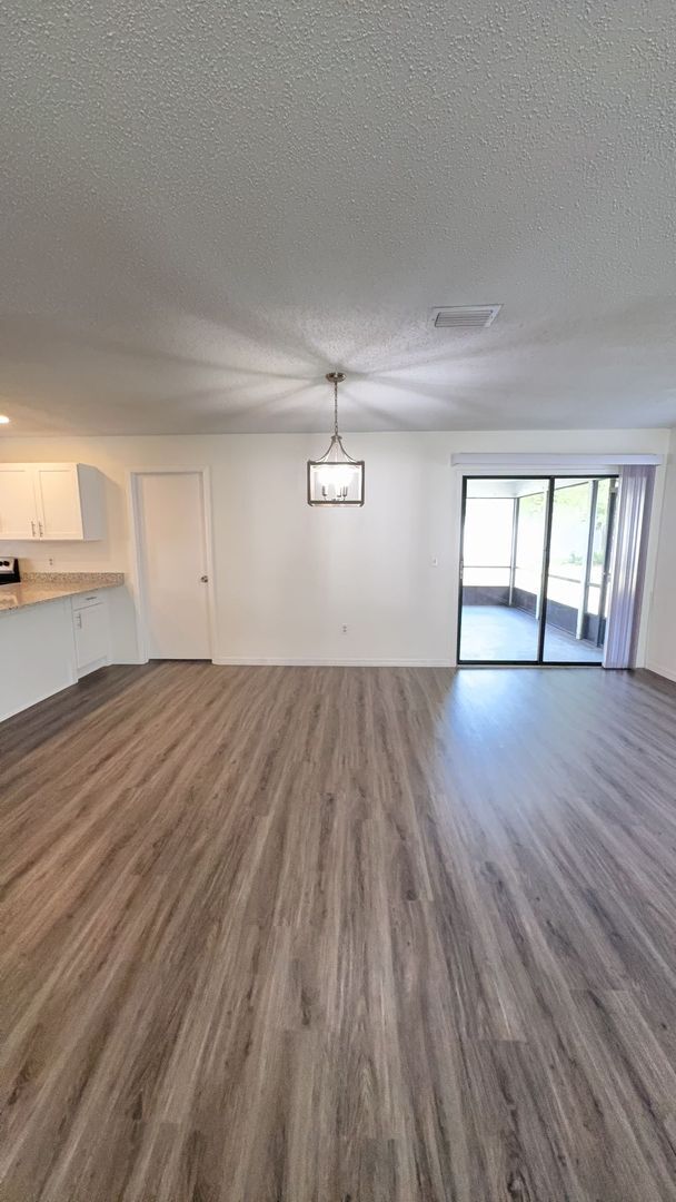 Building Photo - Spacious 3 bedroom, 2 bath, large screened...