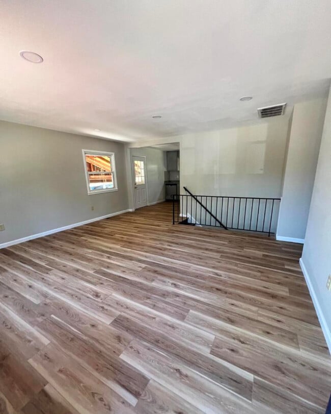Building Photo - 1326 E Longview Dr