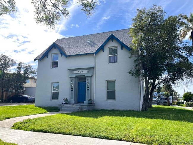 Building Photo - 1 bed, 1 bath located in Corona!