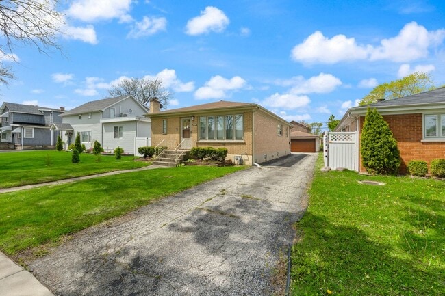 Building Photo - 4850 N Clifton Ave