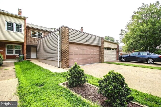 Building Photo - 1006 Moore Pl SW