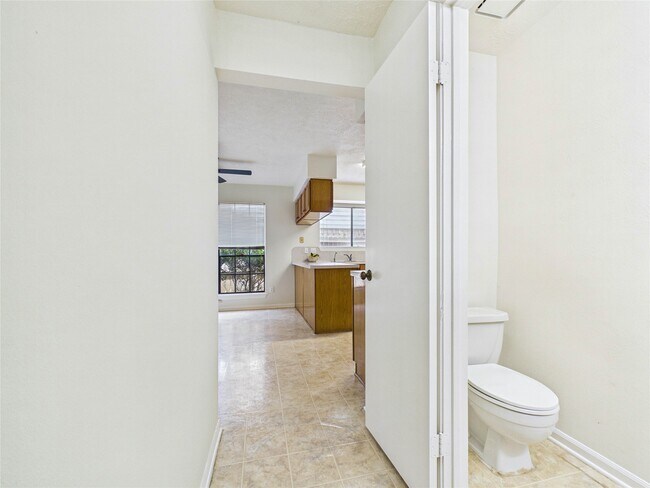 Building Photo - 814 Lochnell Dr