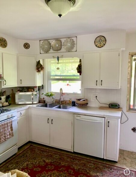 Building Photo - 467 Troy Rd