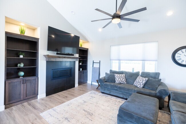 Building Photo - 2428 Sunshine Dr