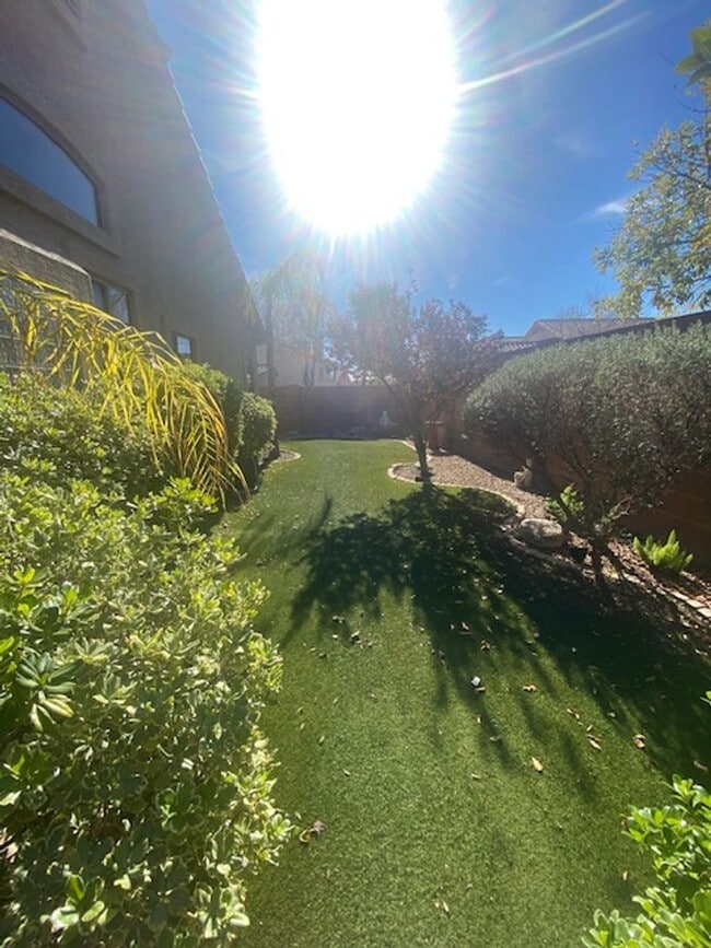 Building Photo - Luxury Living - River and Oracle