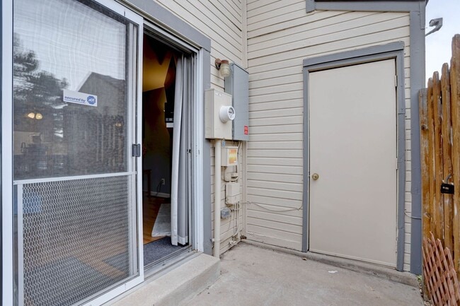 Building Photo - Wonderful 2 bed 2 bath Townhouse with Fire...