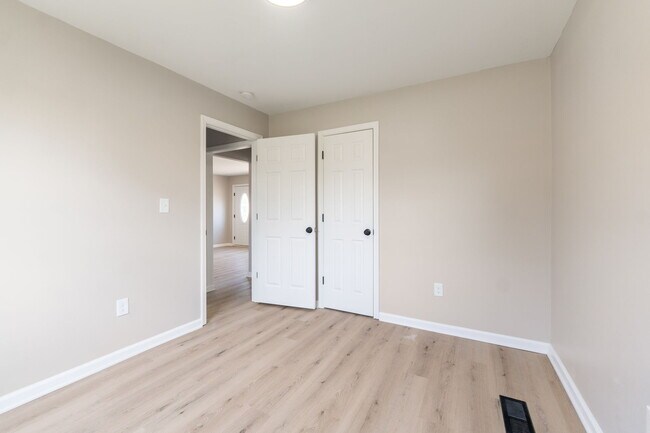 Building Photo - 957 Exeter Rd