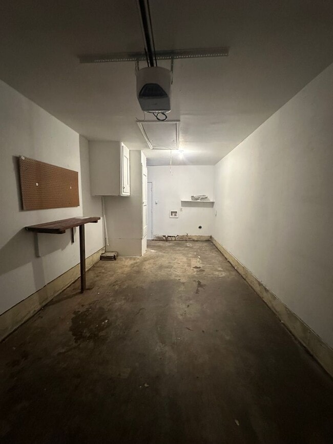 Building Photo - 3 Bed 1 Bath Brick Home with 1 Car Garage
