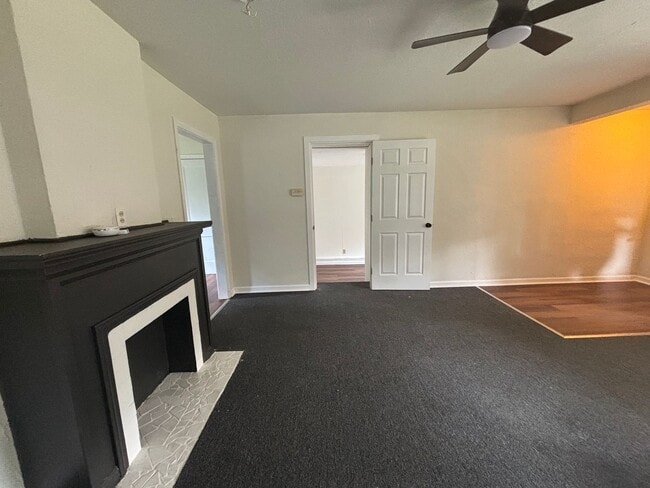 Building Photo - 2 Bedroom, 1 Bathroom Home with Spacious Family Room & Fenced Backyard