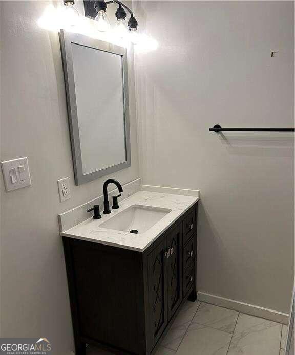 Building Photo - 585 White