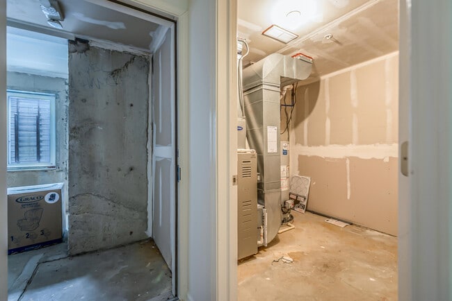 Building Photo - 120 W Oakbrook Dr