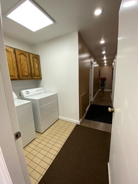 Building Photo - 545 S Valley View Dr