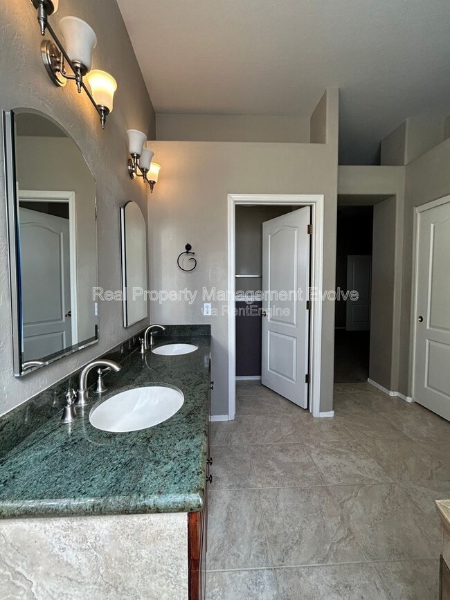 Building Photo - 774 E Maria Ln