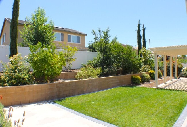 Building Photo - Stunning Redlands Home For Rent
