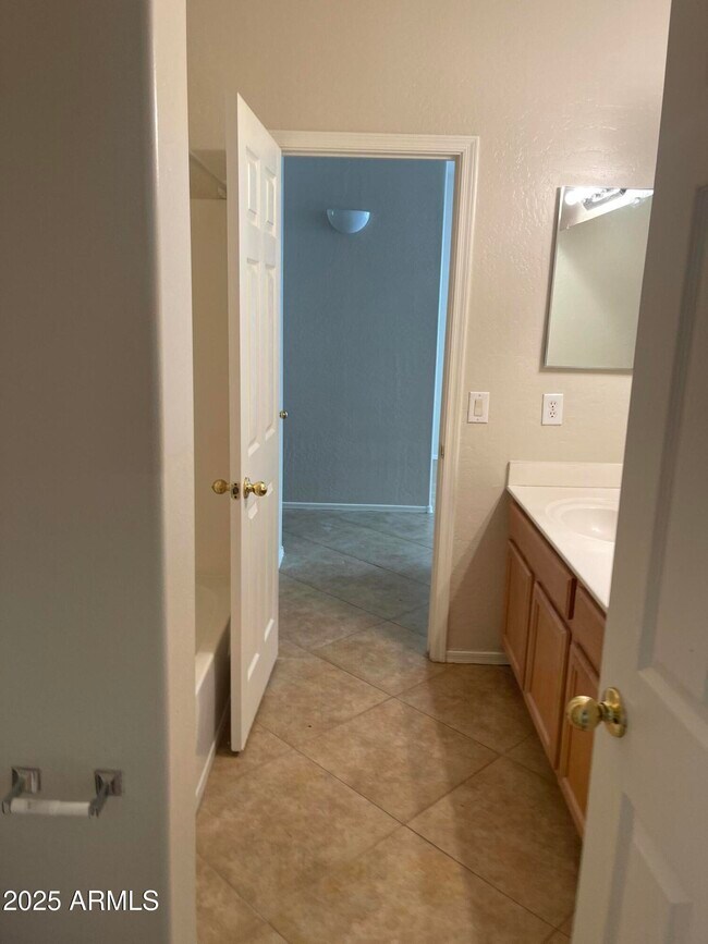 Building Photo - 1528 E Mia Ln