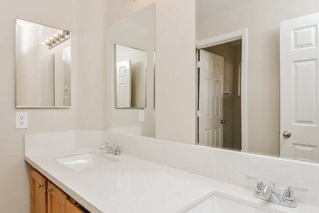 Building Photo - 312 Carole Little Ct