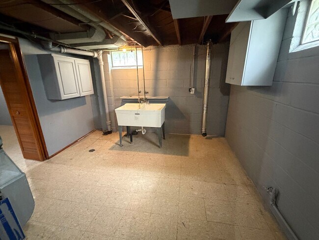 Building Photo - 3bd Bungalow w/basement