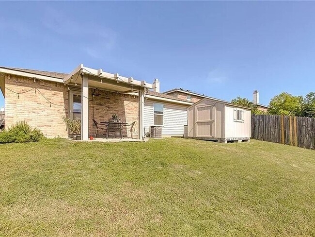 Building Photo - 3 Bedroom 2 bath home!
