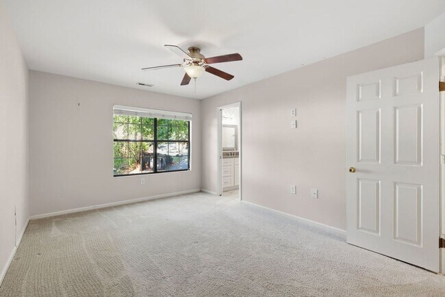 Building Photo - Modern 3BD, 2.5BA North Raleigh Townhome with Upgrades in a Prime Location Near Top Shopping, Din...