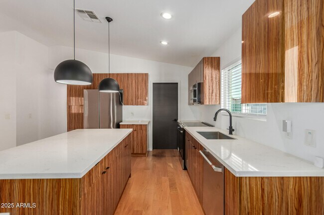 Building Photo - 1129 E McKinley St