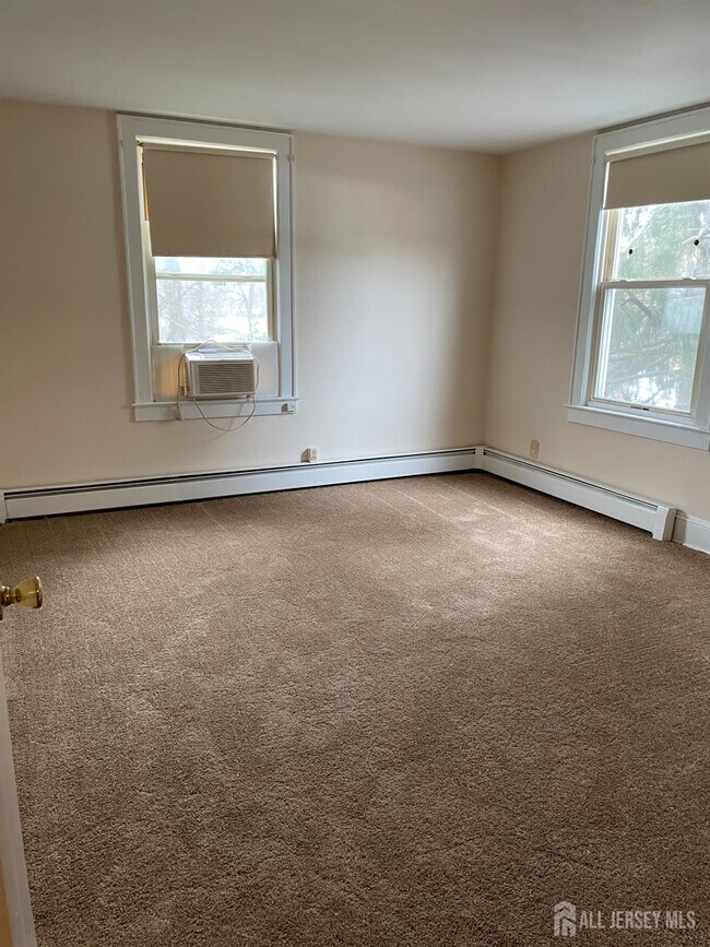 Building Photo - 549 Main St