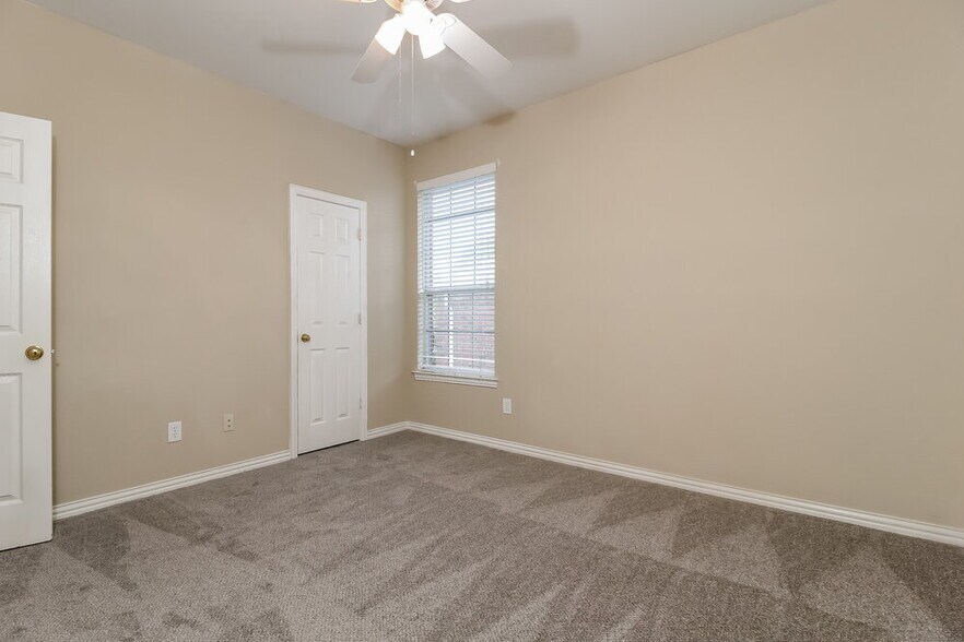 Building Photo - 2725 Running Duke Dr