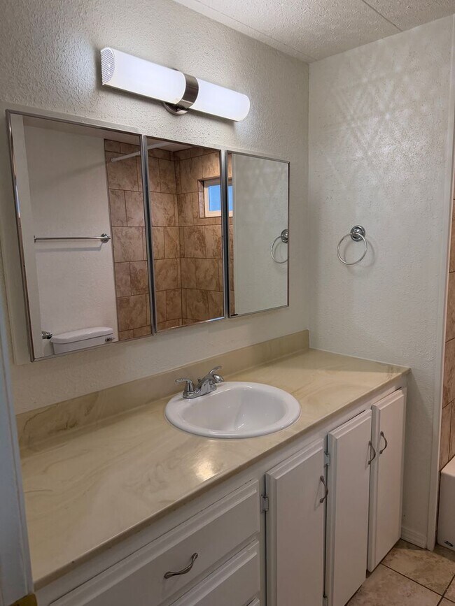 Building Photo - Updated 3 bedroom 2 bathroom house in Springfield!