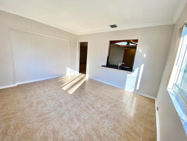 Building Photo - 213 NE 9th Ave