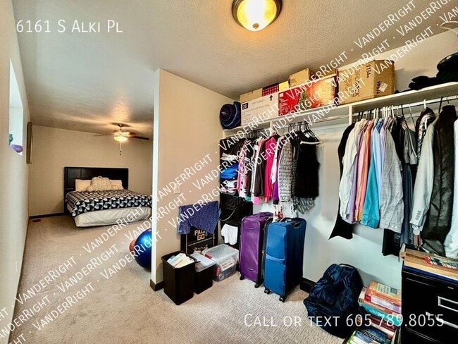 Building Photo - 6161 S Alki Pl