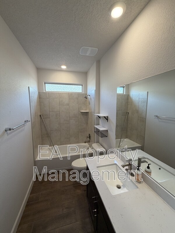 Building Photo - 6742 Clayton Dr NE