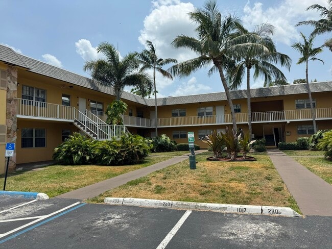 Building Photo - 220 Croton Ave
