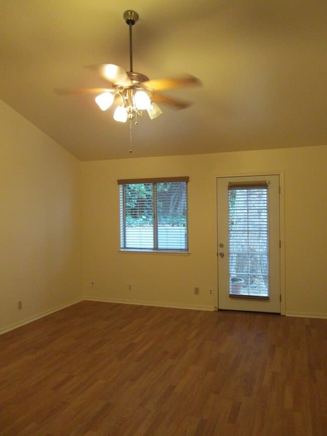 Building Photo - 1377 Woodside Dr