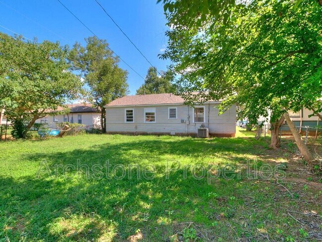 Building Photo - 2305 Mustang St