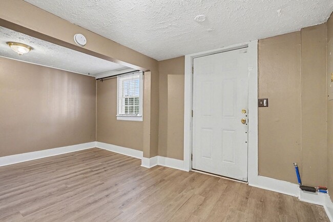 Building Photo - 1BR/1BA Carriage House in the Heart of Midtown!