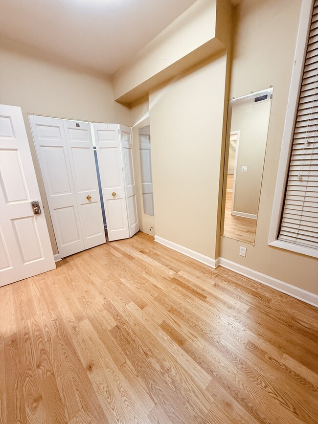 Building Photo - 2133 N Sheffield Ave