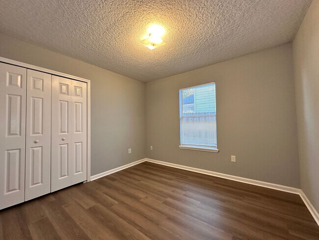 Building Photo - Fenced four bedroom in Lake Asbury