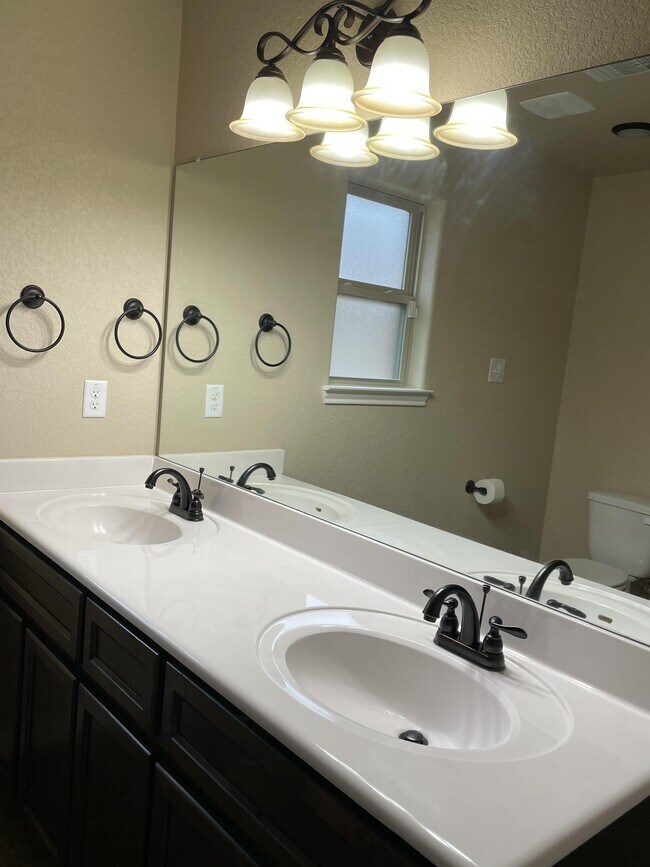 Building Photo - 1713 Risen Star Ln