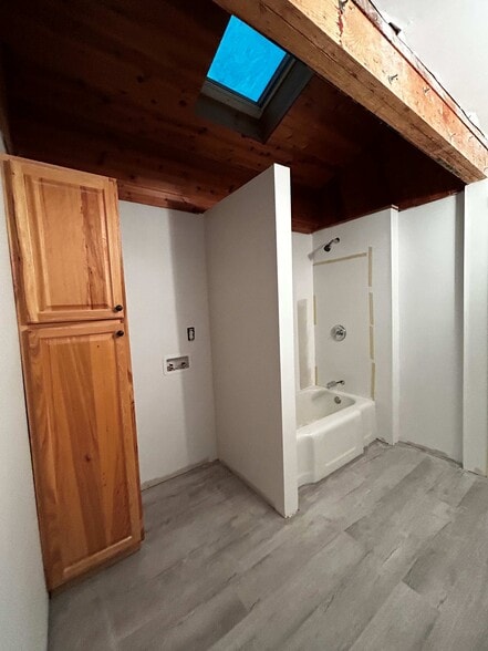 Building Photo - 302 Lake Ave