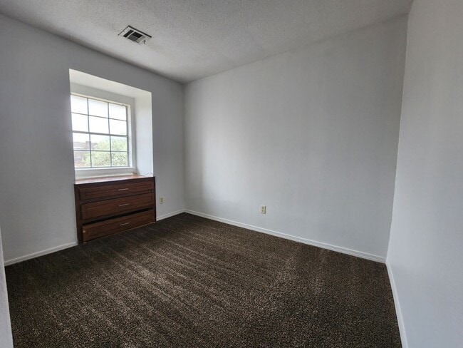 Building Photo - Cute 3 bedroom Townhome in Shawnee!