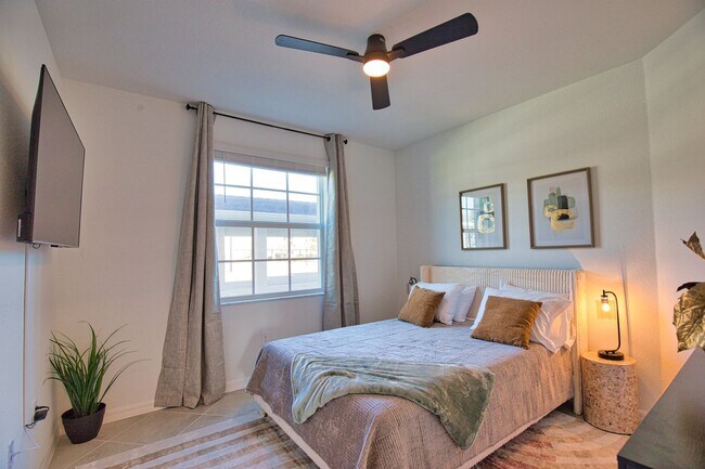 Building Photo - Seasonal Short-Term 3 Bedroom 2 Bathroom First Floor Condo located in Wellen Golf & Country Club!