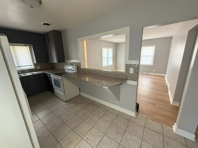 Building Photo - SPACIOUS 3 BR HOME HUGE BACKYARD