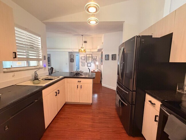 Building Photo - 1902 SW Aladdin St