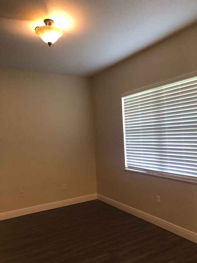 Building Photo - Large House w/Bonus Room, Lawn Care Included