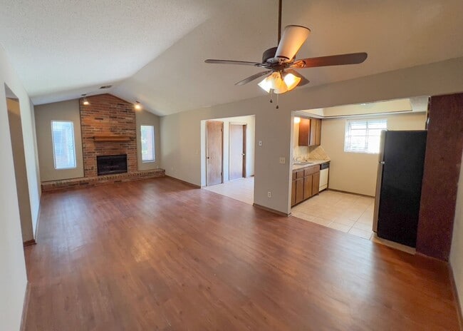 Building Photo - Sweet Duplex in Edmond!