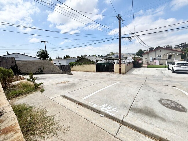 Building Photo - *718-720 Raven Street