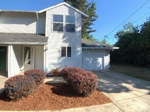 Building Photo - Charming 2-Bed Oasis with 1.5 Baths – Spacious 1250 Sq Ft Haven on SE Reedway!