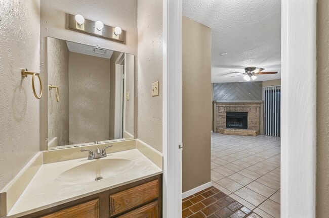 Building Photo - 14800 Enterprise Dr